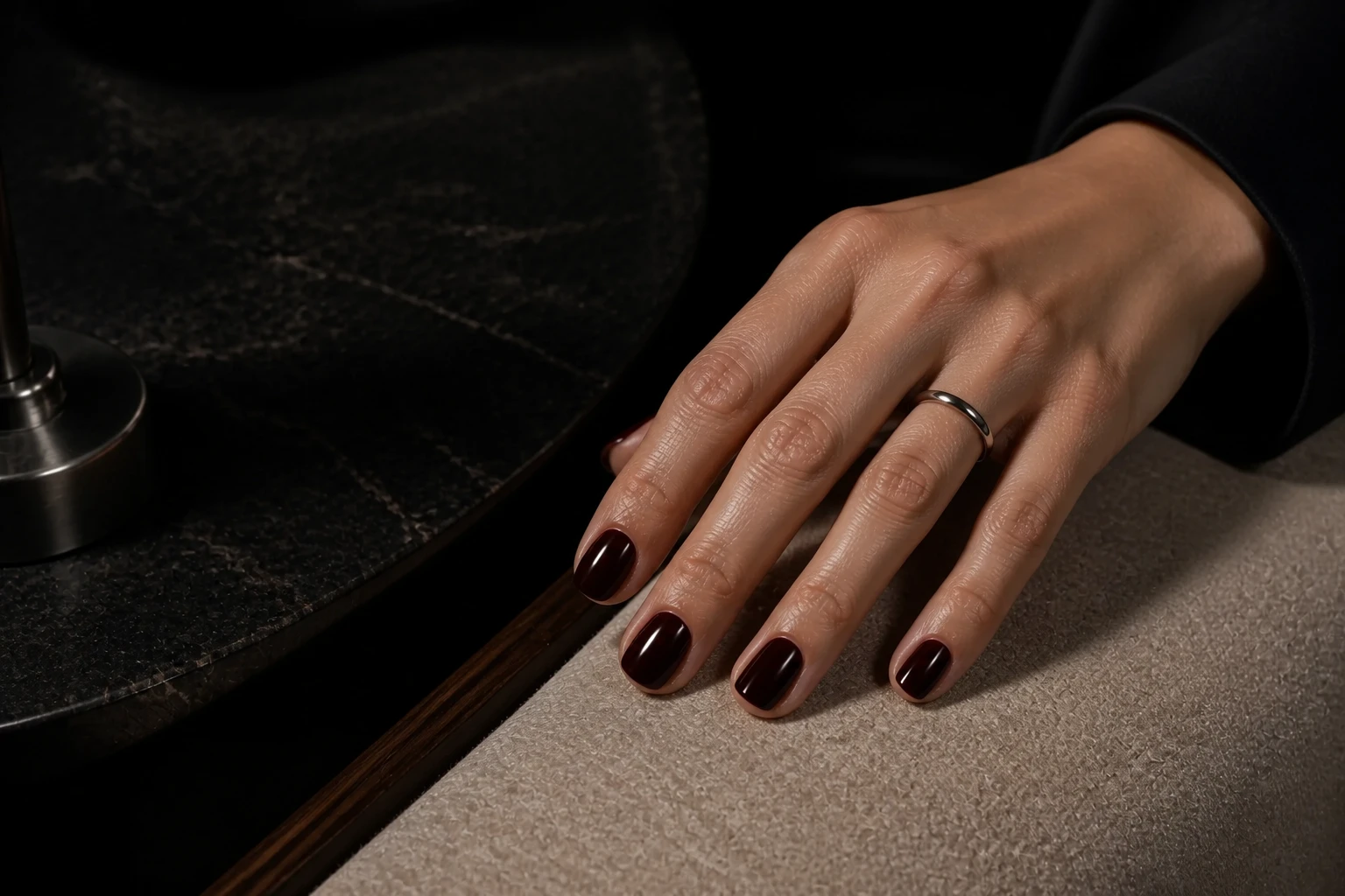 Maniküre in tiefem Burgunder und Black Cherry