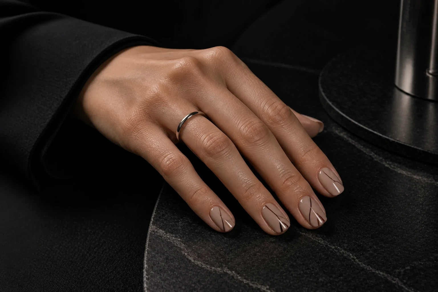 Grafische Nail Art mit feinen Linien