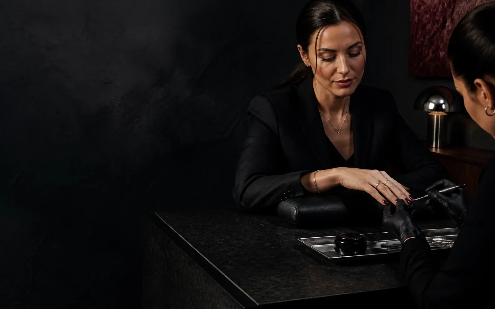 Fashion-editoriale Noir Signature Maniküre im dunklen Studio